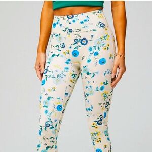 Like New Fabletics Anywhere Motion365+ High-Waisted Floral Leggings (Medium)